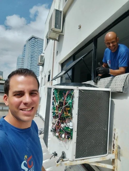 Técnico da D2 em atendimento de climatização empresarial