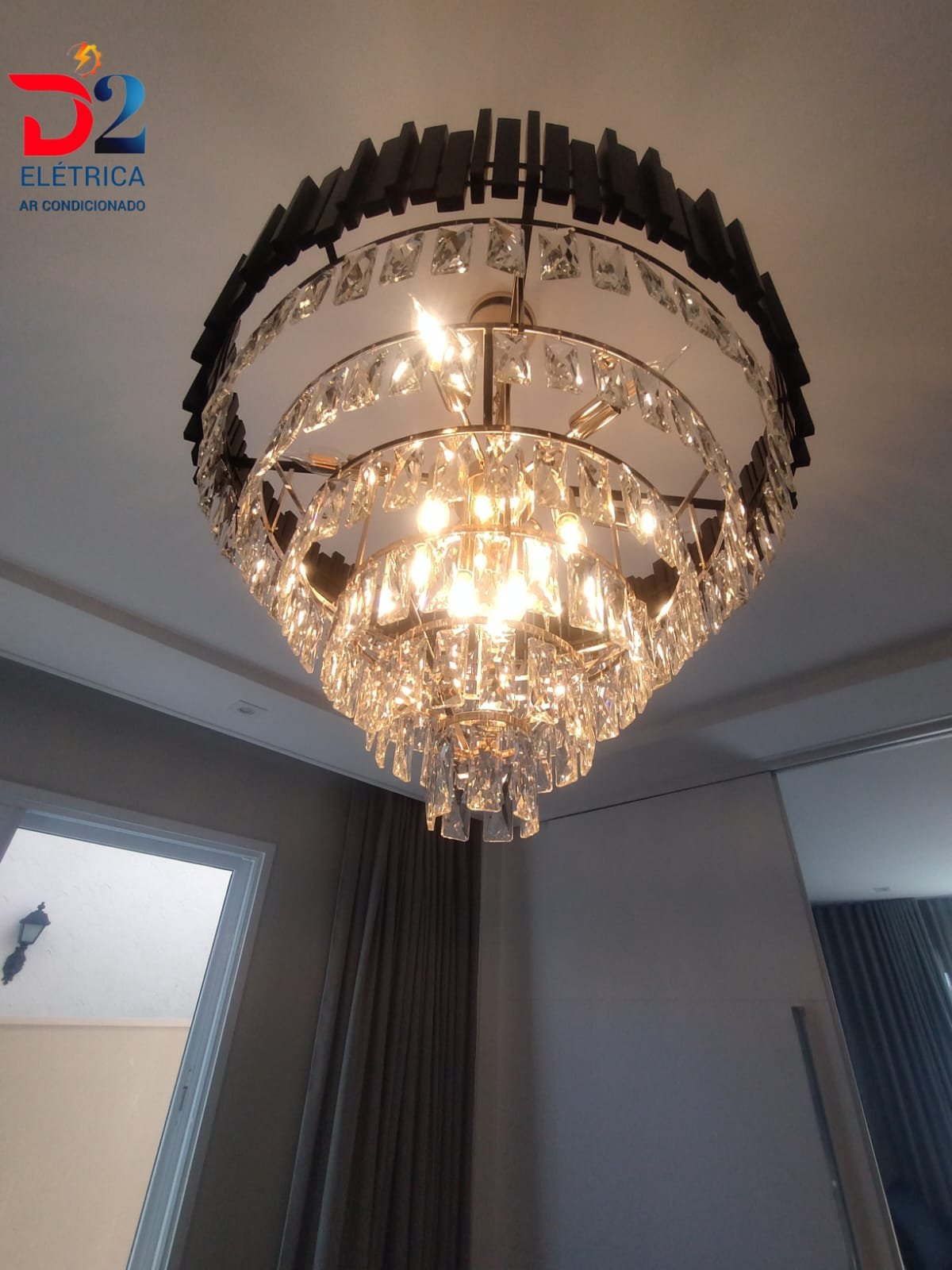 Lustre de cristal instalado e aceso pela equipe D2