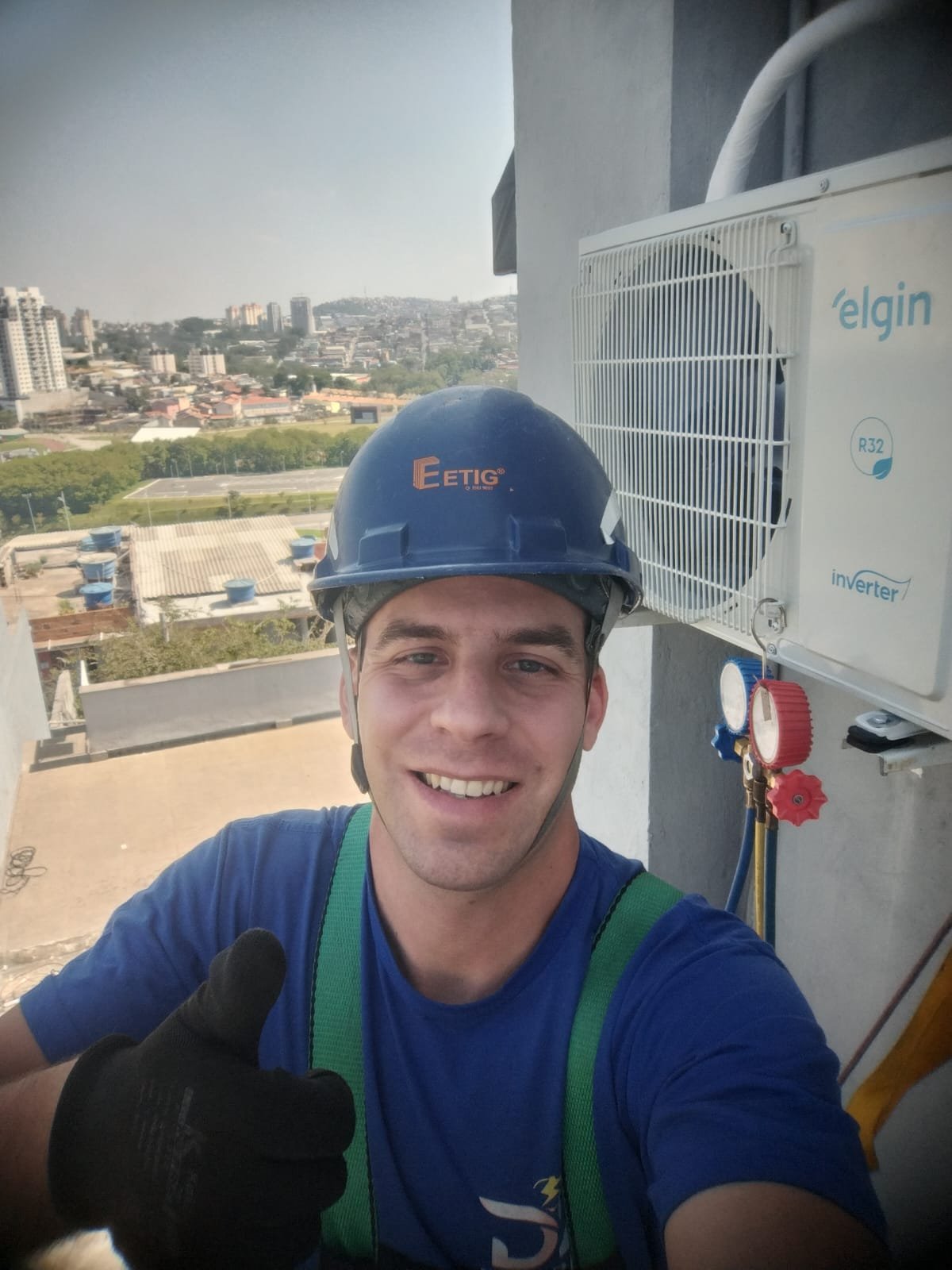 Técnico da D2 realizando atendimento em equipamento de ar-condicionado